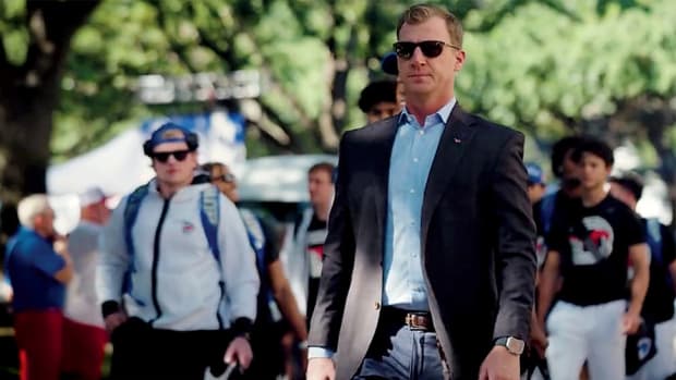 SMU head football coach Rhett Lashlee leads the Mustangs through campus to Ford Stadium.